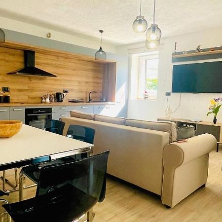 Modern Apartment With Fireplace & Stylish Kitchen Kanfanar Exterior photo