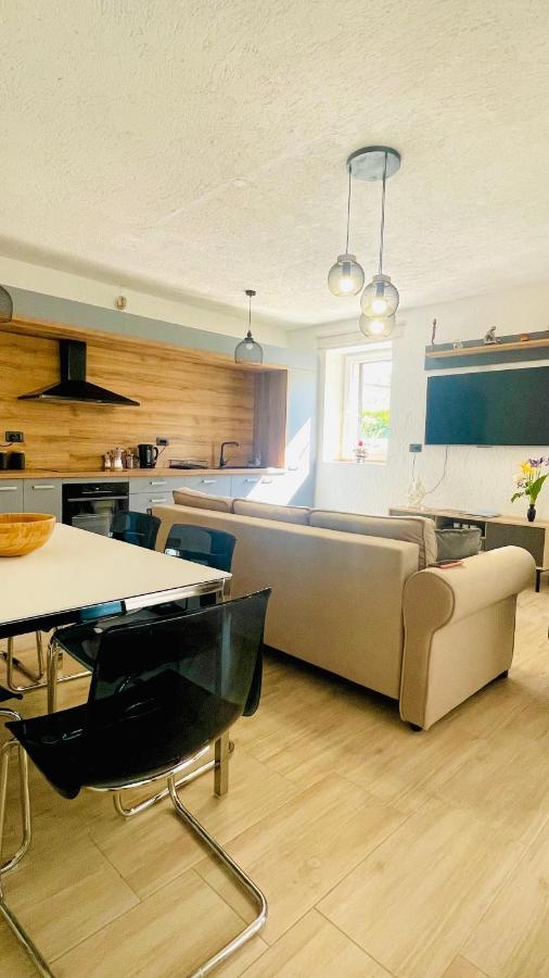 Modern Apartment With Fireplace & Stylish Kitchen Kanfanar Exterior photo